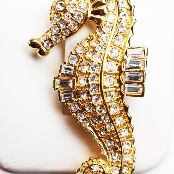 HOST PICK! 🎉 Sparkling Vintage NOLAN MILLER Seahorse Brooch - Picture 3 of 15
